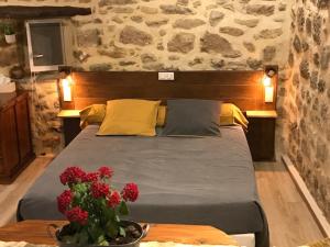 ChirolsにあるChez Marinouの石壁のベッドルーム1室