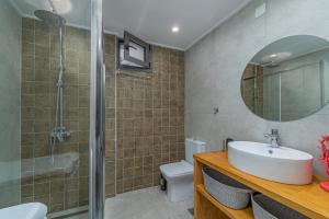 un baño con lavabo y ducha en Villa Gyri, en Vasiliki