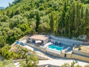 una vista aérea de una casa con piscina en Villa Gyri, en Vasiliki 12 fotos más