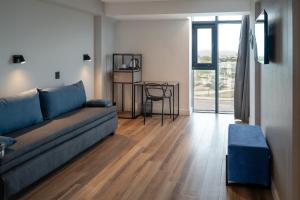 ein Wohnzimmer mit einem Sofa und einem Tisch in der Unterkunft Arena Suites in Mar del Plata
