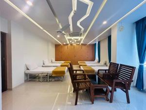 Alāndurai的住宿－Sree Bharat Residency，等候室的一排桌椅