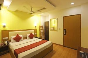 Postel nebo postele na pokoji v ubytování Hotel Aeroporto Nearest Landmark Aerocity delhi