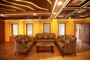 Alāndurai的住宿－Sree Bharat Residency，客厅配有两张沙发和一张桌子