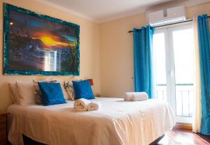 - une chambre avec 2 lits et des serviettes dans l'établissement Casa do Sol, à Ponta do Sol