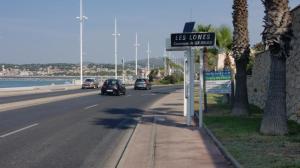 a street sign on the side of a road at studio 150 m de la mer in Six-Fours-les-Plages