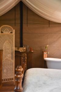 Postel nebo postele na pokoji v ubytování Silk Pavilions Glamping