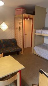 Cette chambre comprend un canapé, un lit et une table. dans l'établissement Monolocale Artesina sci ai piedi, à Sella della Turra