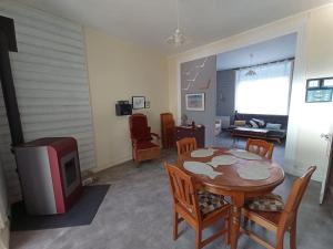 salon ze stołem i telewizorem w obiekcie Maison familiale au Chenal w mieście Grand-Fort-Philippe