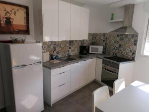 A kitchen or kitchenette at Alojamiento las Dunas alto