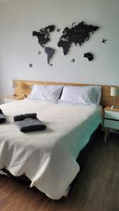 ein Schlafzimmer mit einem großen Bett mit einer Weltkarte an der Wand in der Unterkunft Bariloche Studio Center Leg.1068 in San Carlos de Bariloche
