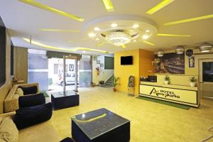 TV a/nebo společenská místnost v ubytování Hotel Aeroporto Nearest Landmark Aerocity delhi
