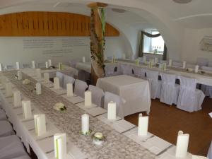 Reštaurácia alebo iné gastronomické zariadenie v ubytovaní Stiftsgasthof Hochburg