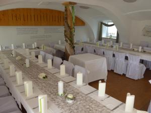 Restavracija oz. druge možnosti za prehrano v nastanitvi Stiftsgasthof Hochburg