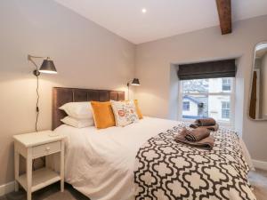 Un dormitorio con una cama grande y una ventana en Grizedale, en Kendal