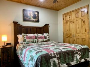 sypialnia z łóżkiem i drewnianymi drzwiami w obiekcie High Valley Apartments w mieście Pigeon Forge