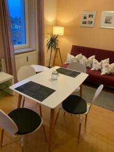 sala de estar con mesa, sillas y sofá en Kathrin`s Appartment, en Oelsnitz