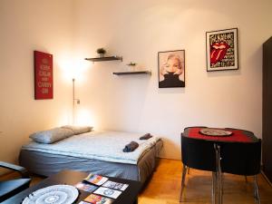 A bed or beds in a room at Cozy Central Apt with Garage at GOZSDU Passage