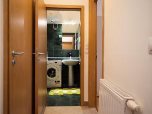 A bathroom at Cozy Central Apt with Garage at GOZSDU Passage