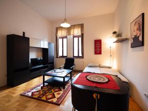 A seating area at Cozy Central Apt with Garage at GOZSDU Passage
