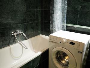A bathroom at Cozy Central Apt with Garage at GOZSDU Passage