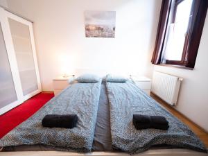A bed or beds in a room at Cozy Central Apt with Garage at GOZSDU Passage