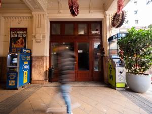 The facade or entrance of Cozy Central Apt with Garage at GOZSDU Passage