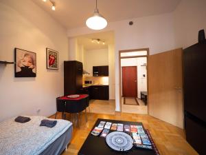 A bed or beds in a room at Cozy Central Apt with Garage at GOZSDU Passage