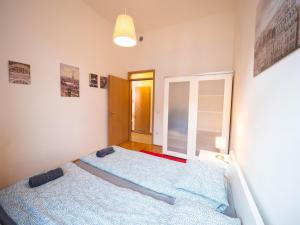 A bed or beds in a room at Cozy Central Apt with Garage at GOZSDU Passage