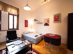 A bed or beds in a room at Cozy Central Apt with Garage at GOZSDU Passage