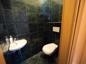 A bathroom at Cozy Central Apt with Garage at GOZSDU Passage Még 16 kép