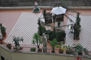 uma varanda com um monte de plantas e um guarda-chuva em Er Centurione em Roma