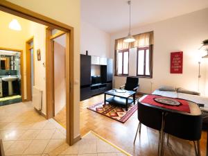 A television and/or entertainment centre at Cozy Central Apt with Garage at GOZSDU Passage