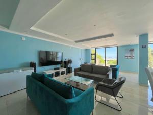 Χώρος καθιστικού στο Mountain and Ocean