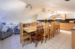 a kitchen and dining room with a table and chairs at Ivy House in Bath