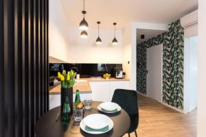 uma cozinha e sala de jantar com mesa e cadeiras em Apartament Bianco Verde em Czestochowa