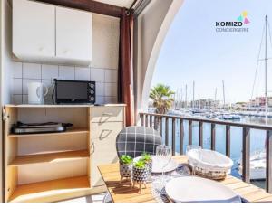 Η κουζίνα ή μικρή κουζίνα στο La Brise Marine. Vue Panoramique Port de Plaisance +13 φωτογραφίες