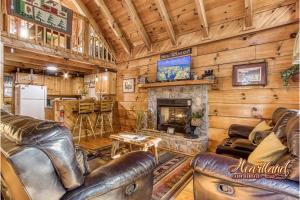 ein Wohnzimmer mit Ledermöbeln und Kamin in der Unterkunft Beary Lazy in Sevierville