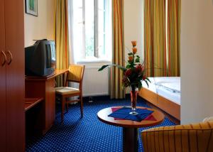 TV a/nebo společenská místnost v ubytování Suite Hotel 900 m zur Oper