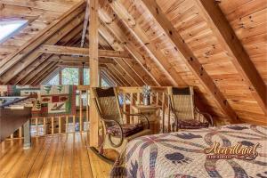 ein Schlafzimmer mit einem Bett und Stühlen in einer Hütte in der Unterkunft Beary Lazy in Sevierville + 44 Fotos