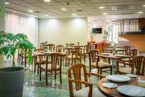 a dining room filled with tables and chairs at Hotel Diego de Almagro Concepción in Concepción