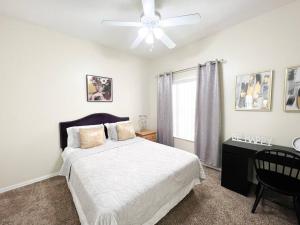 um quarto com uma cama e uma ventoinha de tecto em Resort Home, Private Pool Orlando Disney sleeps12 em Kissimmee