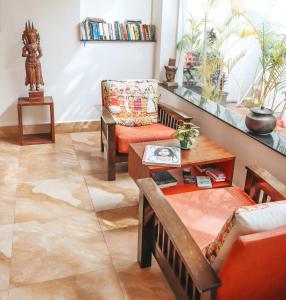 uma sala de estar com um sofá e uma mesa em The Bygone em Siem Reap