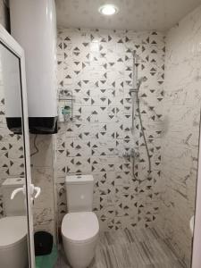 uma casa de banho com um WC e um chuveiro em Апартамент 3 А em Varna