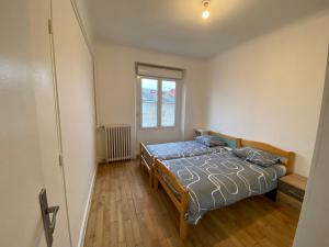 - une chambre avec un lit et une fenêtre dans l'établissement Appartement T4 Cité Cardaillac, Parking Privé, Wifi, à Rodez