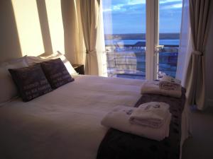 
A bed or beds in a room at Tower Rock Puerto Deseado Superior
