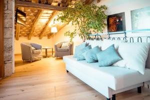 sala de estar con sofá blanco y almohadas azules en Home Dren en Prepotto