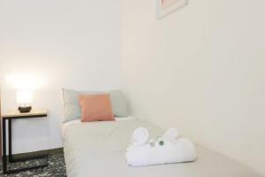 ヴェネツィアにあるSANTA CROCE GUEST HOUSEのベッドとタオル2枚のある寝室 +38枚の写真