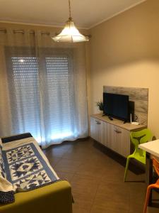 TV a/nebo společenská místnost v ubytování Le Dune per 4 - Appartamento con piscina