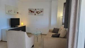 a living room with a couch and a glass table at Apartamento Atlantico in Sucina