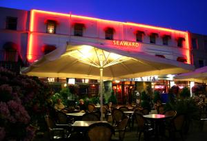 A restaurant or other place to eat at Seaward Hotel 